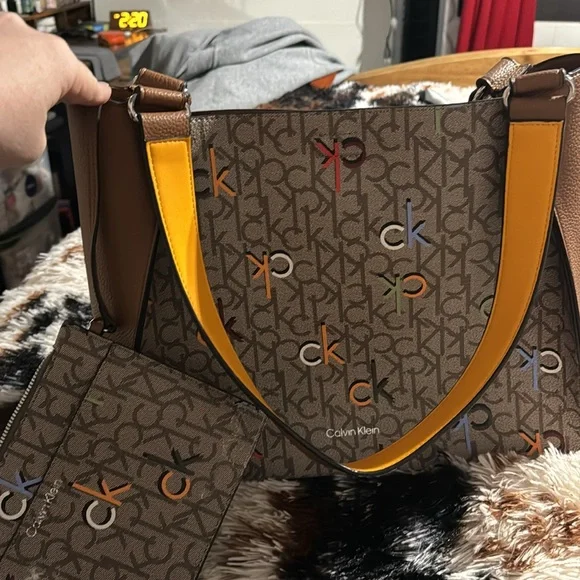 Calvin Klein large purse - Picture 3 of 5